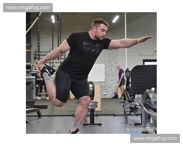 束带深蹲训练法提高腿部力量与稳定性，塑造完美下肢线条的最佳选择